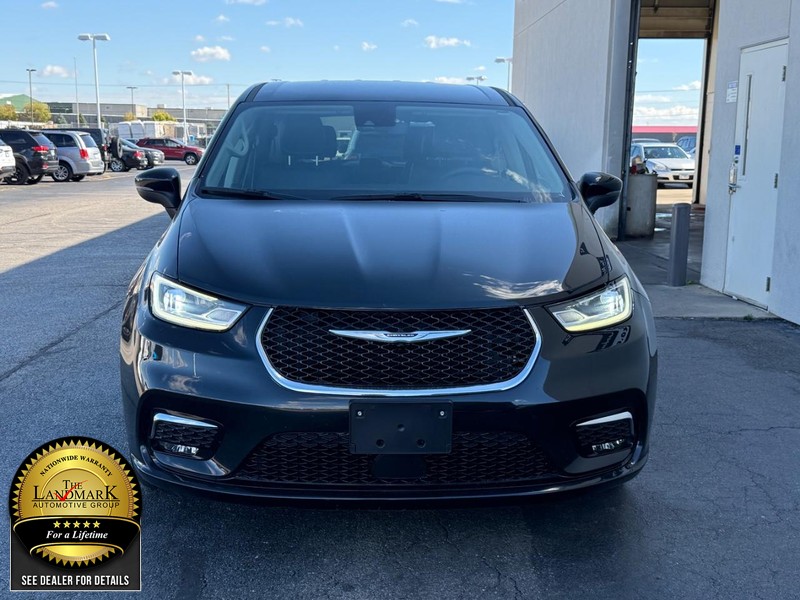 Chrysler Pacifica Vehicle Full-screen Gallery Image 4