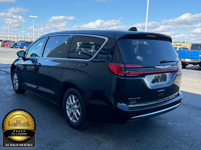 Chrysler Pacifica Vehicle Full-screen Gallery Image 6