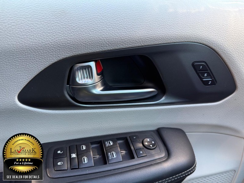 Chrysler Pacifica Vehicle Full-screen Gallery Image 8