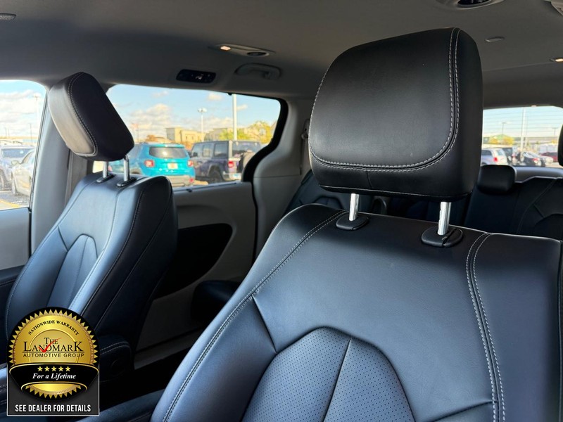 Chrysler Pacifica Vehicle Full-screen Gallery Image 9