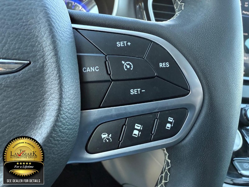 Chrysler Pacifica Vehicle Full-screen Gallery Image 11