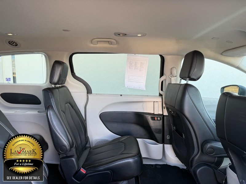Chrysler Pacifica Vehicle Full-screen Gallery Image 15