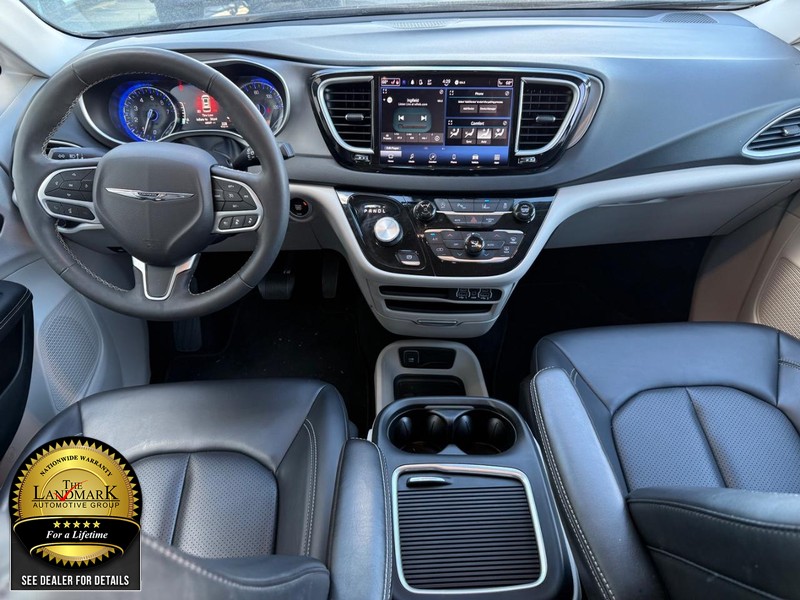 Chrysler Pacifica Vehicle Full-screen Gallery Image 17