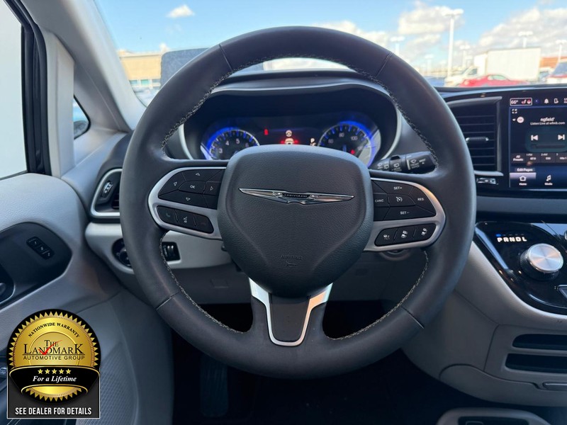 Chrysler Pacifica Vehicle Full-screen Gallery Image 18
