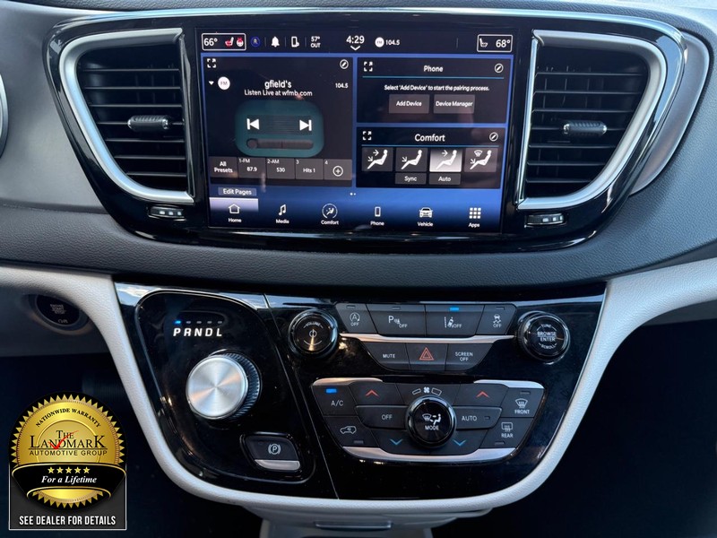 Chrysler Pacifica Vehicle Full-screen Gallery Image 19