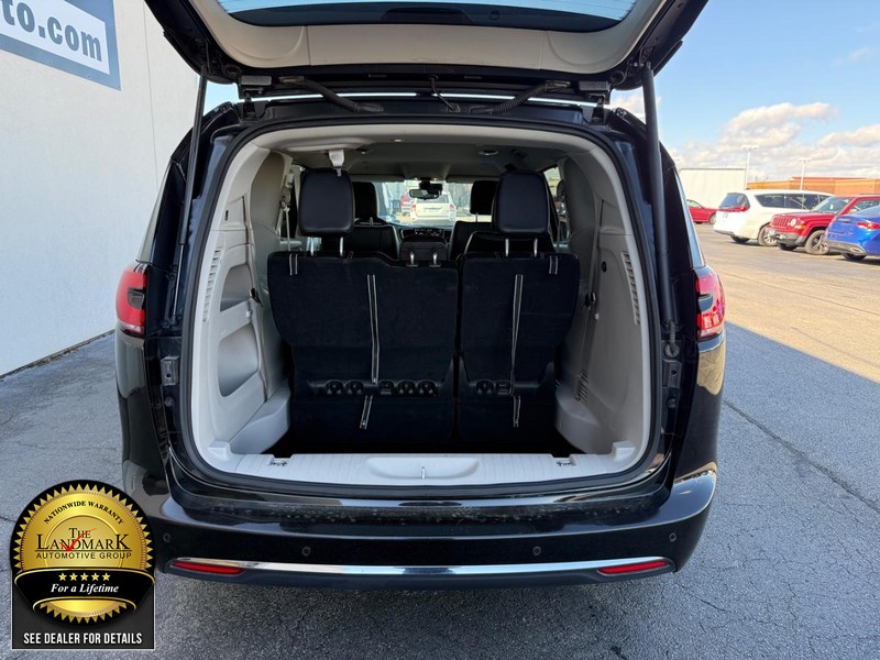 Chrysler Pacifica Vehicle Full-screen Gallery Image 20