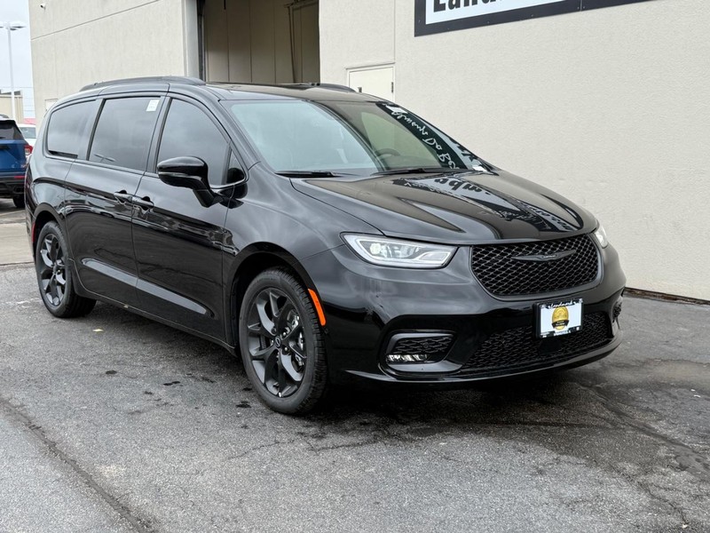 Chrysler Pacifica Vehicle Full-screen Gallery Image 2