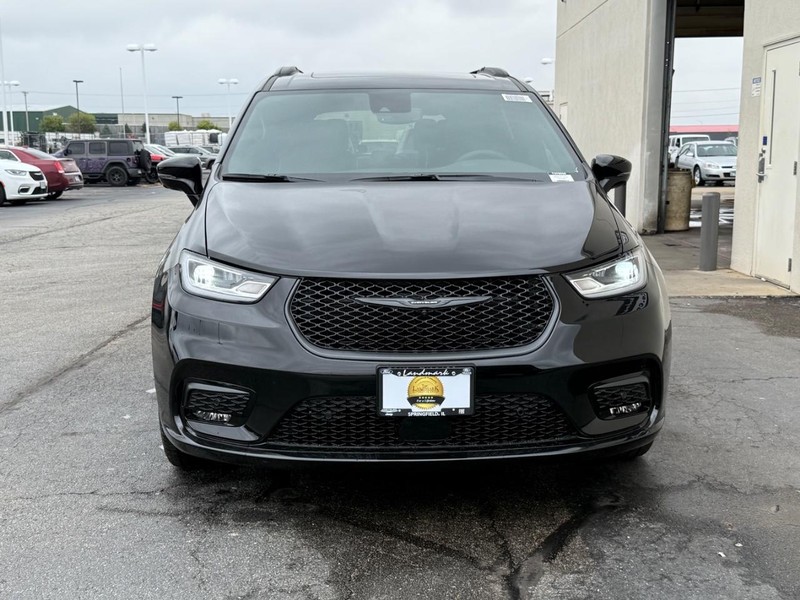 Chrysler Pacifica Vehicle Full-screen Gallery Image 3