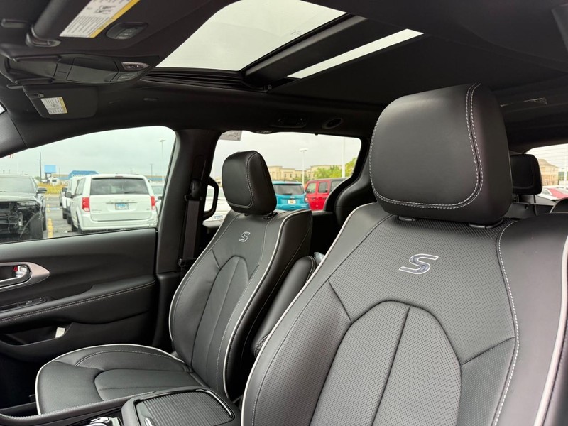 Chrysler Pacifica Vehicle Full-screen Gallery Image 5