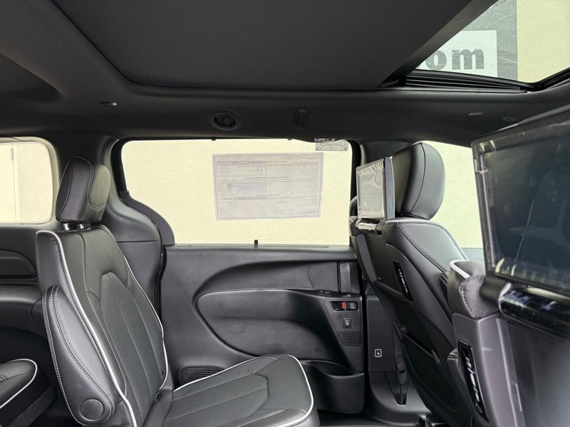 Chrysler Pacifica Vehicle Full-screen Gallery Image 11