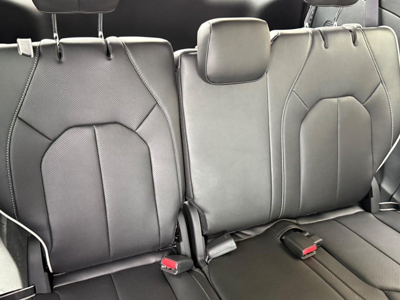 Chrysler Pacifica Vehicle Full-screen Gallery Image 15