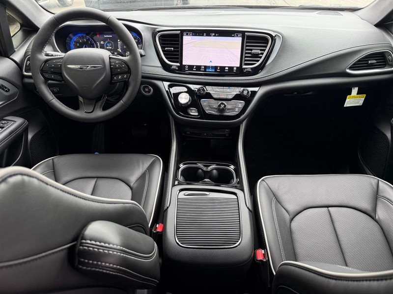 Chrysler Pacifica Vehicle Full-screen Gallery Image 16