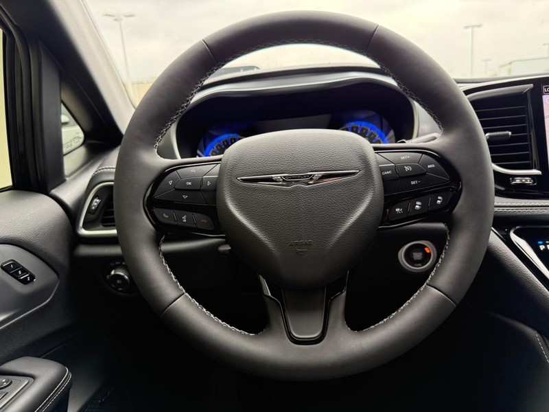 Chrysler Pacifica Vehicle Full-screen Gallery Image 17