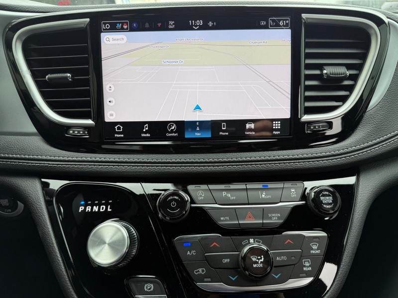 Chrysler Pacifica Vehicle Full-screen Gallery Image 18