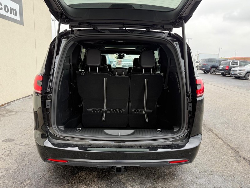 Chrysler Pacifica Vehicle Full-screen Gallery Image 19