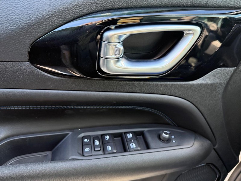 Jeep Compass Vehicle Full-screen Gallery Image 4