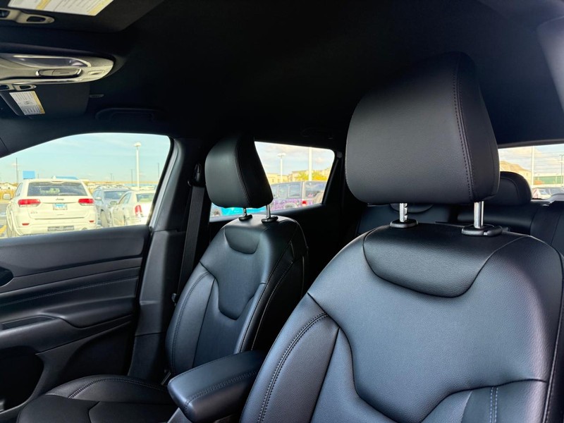 Jeep Compass Vehicle Full-screen Gallery Image 5