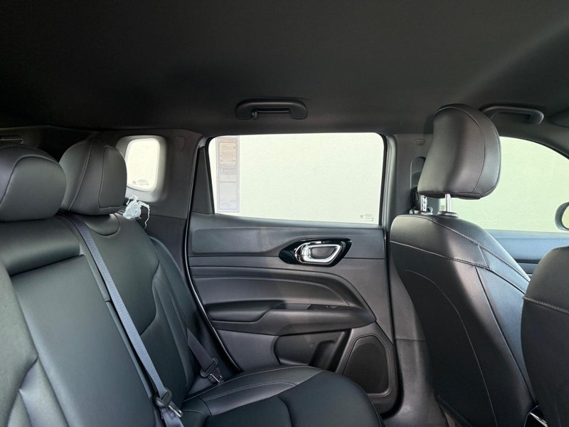 Jeep Compass Vehicle Full-screen Gallery Image 10