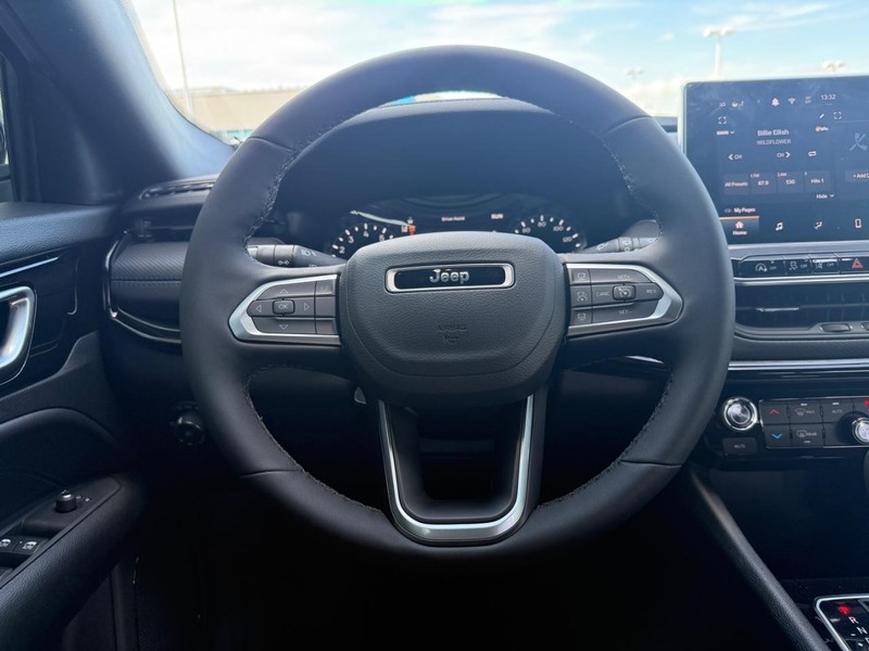 Jeep Compass Vehicle Full-screen Gallery Image 12