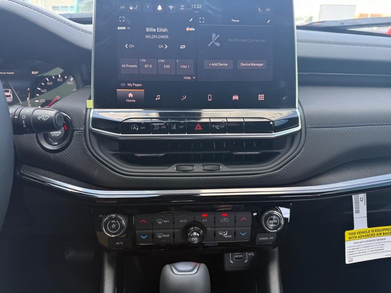 Jeep Compass Vehicle Full-screen Gallery Image 13