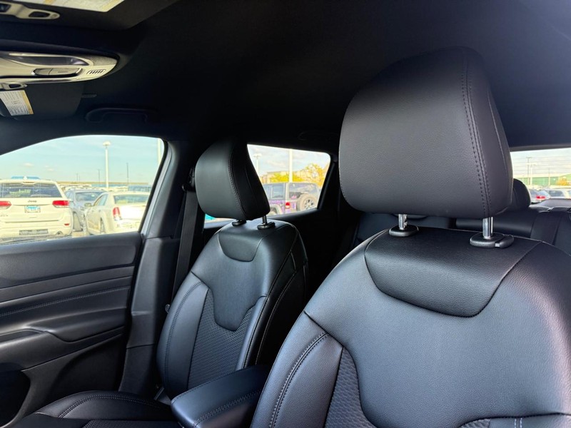 Jeep Compass Vehicle Full-screen Gallery Image 5