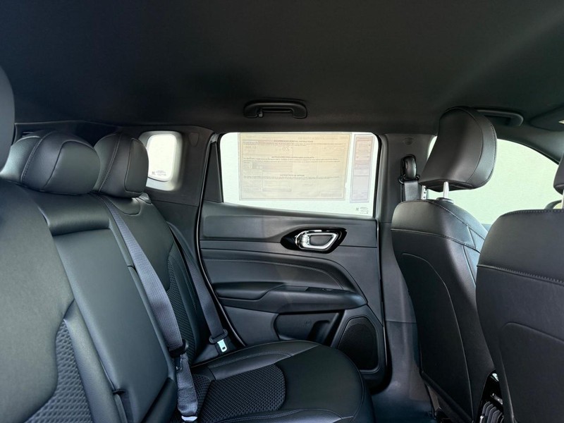 Jeep Compass Vehicle Full-screen Gallery Image 10