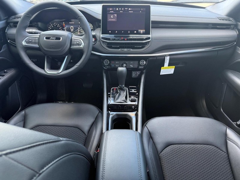 Jeep Compass Vehicle Full-screen Gallery Image 11