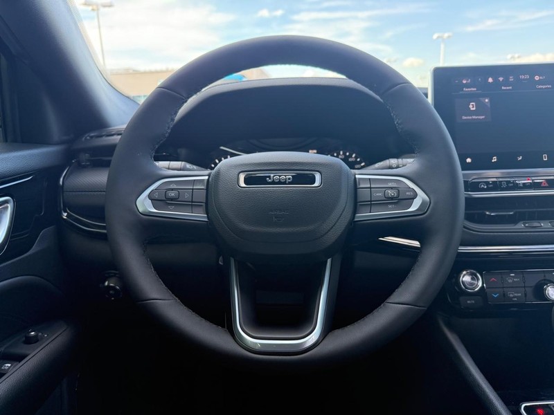 Jeep Compass Vehicle Full-screen Gallery Image 12