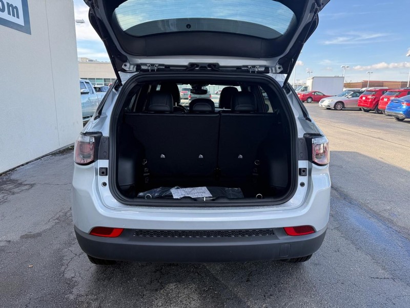 Jeep Compass Vehicle Full-screen Gallery Image 14