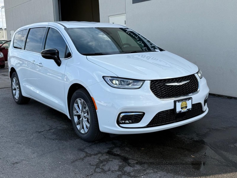 Chrysler Pacifica Vehicle Full-screen Gallery Image 2