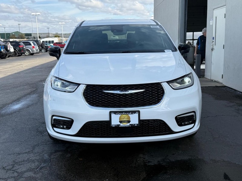 Chrysler Pacifica Vehicle Full-screen Gallery Image 3