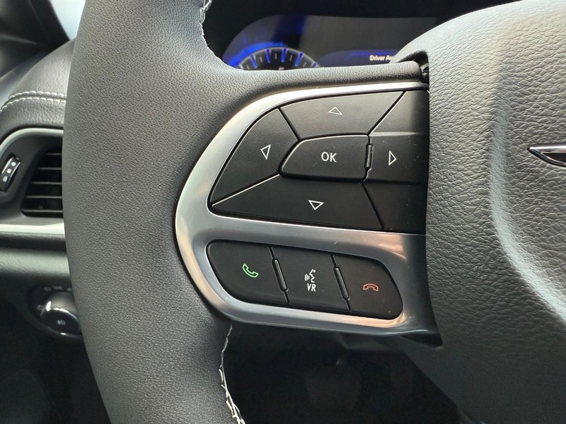 Chrysler Pacifica Vehicle Full-screen Gallery Image 6