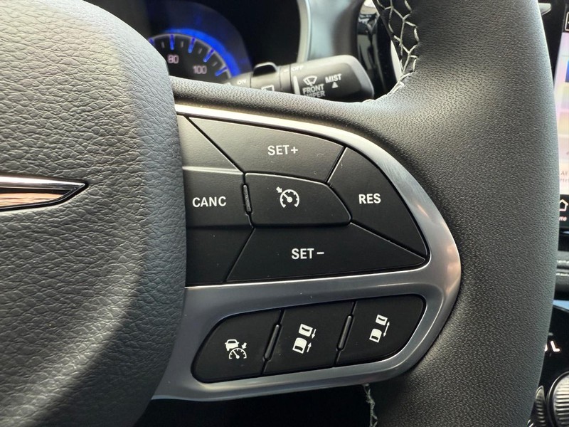 Chrysler Pacifica Vehicle Full-screen Gallery Image 7