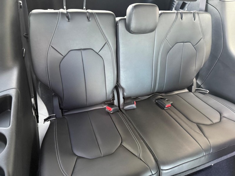 Chrysler Pacifica Vehicle Full-screen Gallery Image 11