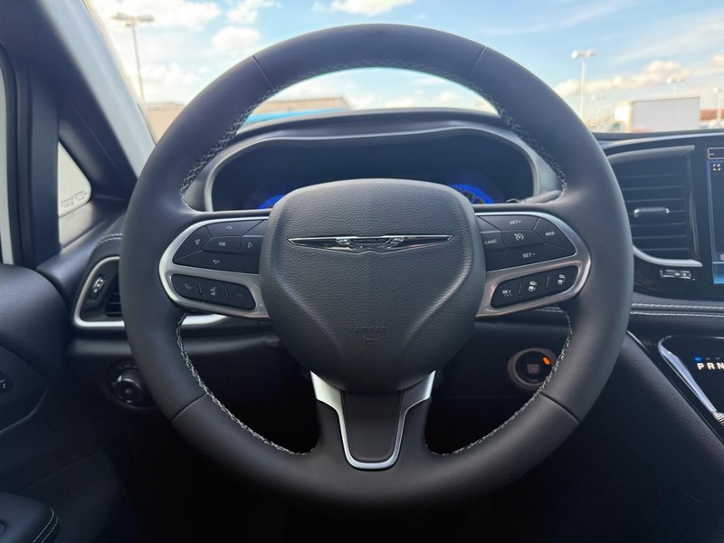 Chrysler Pacifica Vehicle Full-screen Gallery Image 13