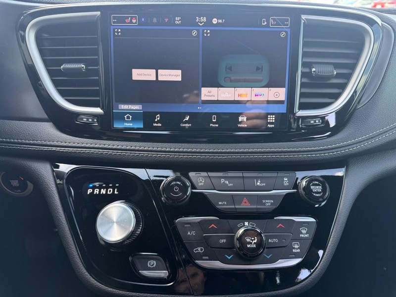 Chrysler Pacifica Vehicle Full-screen Gallery Image 14