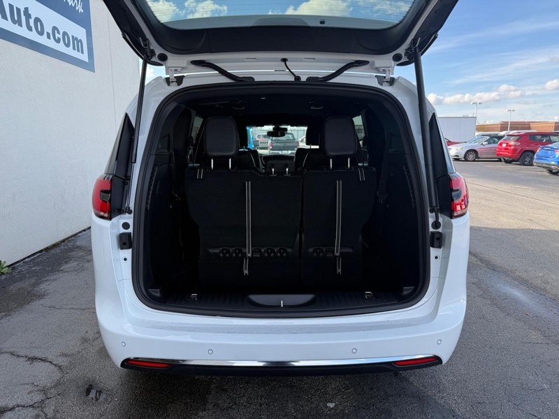 Chrysler Pacifica Vehicle Full-screen Gallery Image 15