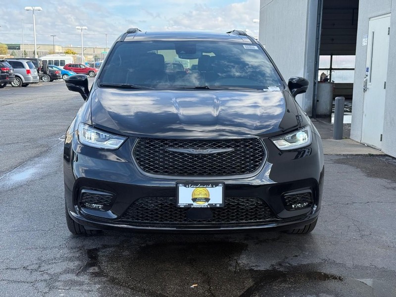 Chrysler Pacifica Vehicle Full-screen Gallery Image 3