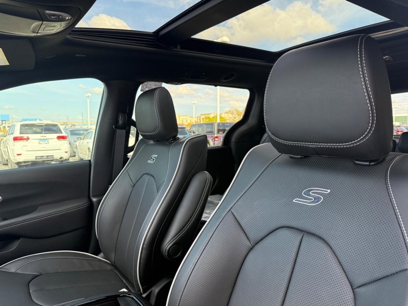 Chrysler Pacifica Vehicle Full-screen Gallery Image 5