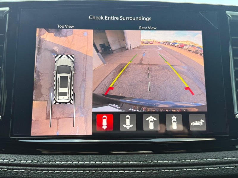 Chrysler Pacifica Vehicle Full-screen Gallery Image 8