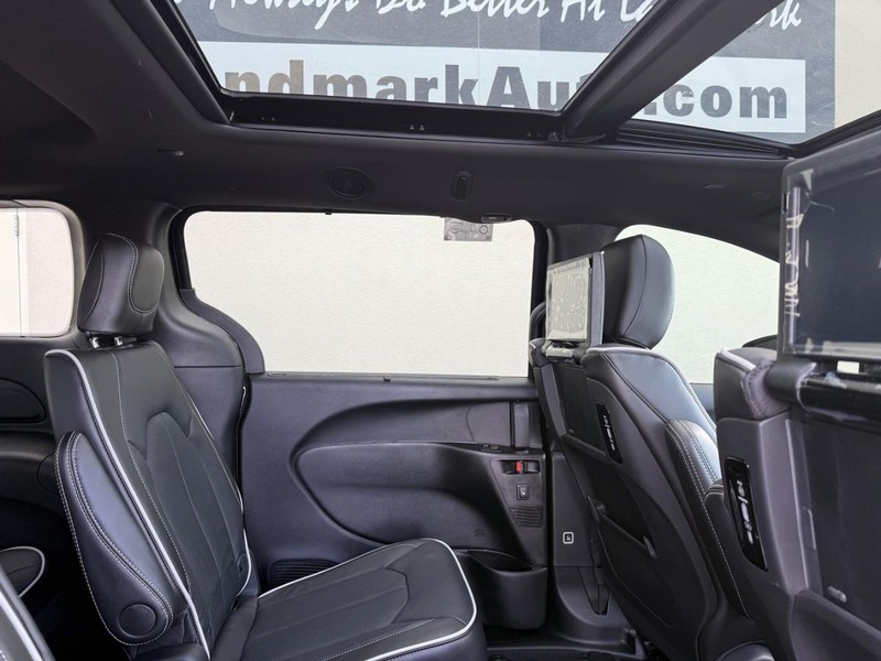 Chrysler Pacifica Vehicle Full-screen Gallery Image 11