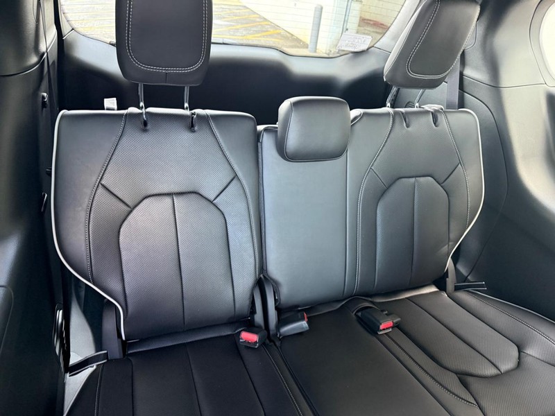 Chrysler Pacifica Vehicle Full-screen Gallery Image 14