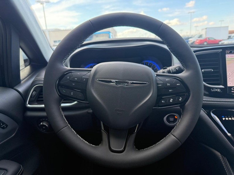 Chrysler Pacifica Vehicle Full-screen Gallery Image 16