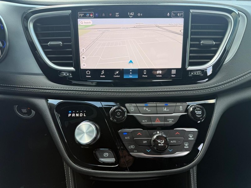 Chrysler Pacifica Vehicle Full-screen Gallery Image 17