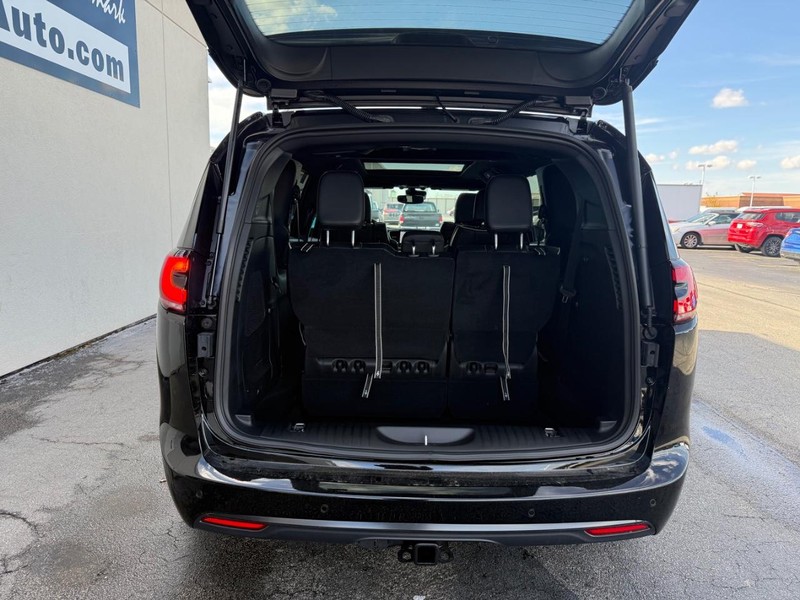 Chrysler Pacifica Vehicle Full-screen Gallery Image 18