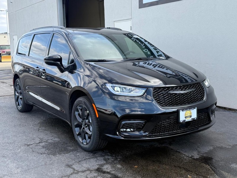 Chrysler Pacifica Vehicle Full-screen Gallery Image 2