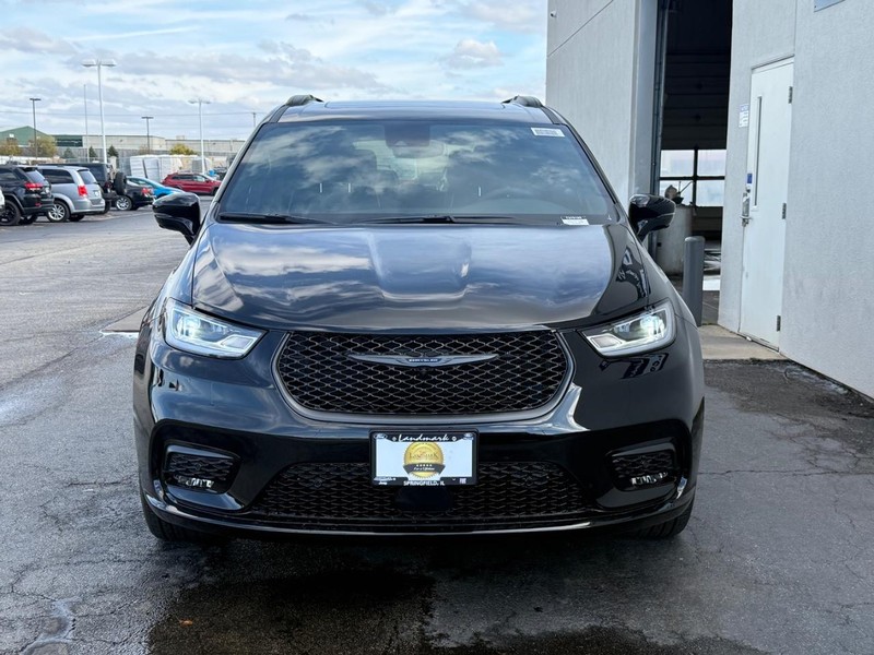 Chrysler Pacifica Vehicle Full-screen Gallery Image 3