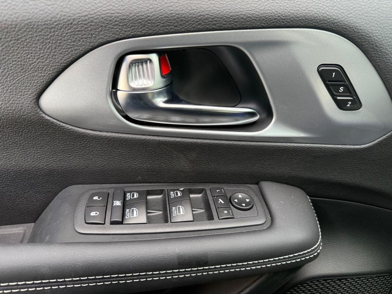 Chrysler Pacifica Vehicle Full-screen Gallery Image 4