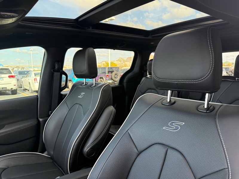 Chrysler Pacifica Vehicle Full-screen Gallery Image 5