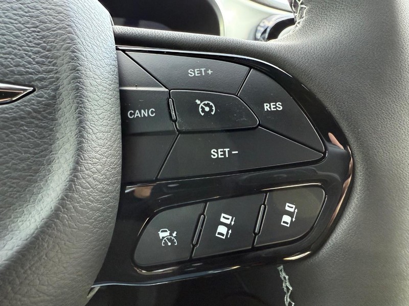 Chrysler Pacifica Vehicle Full-screen Gallery Image 7